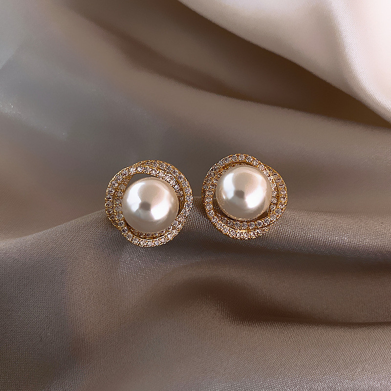 Luz de lujo de alto nivel nicho de diseño femenino sensación de aretes de bordilla temperamento perla asimetría joyería perla al por mayor