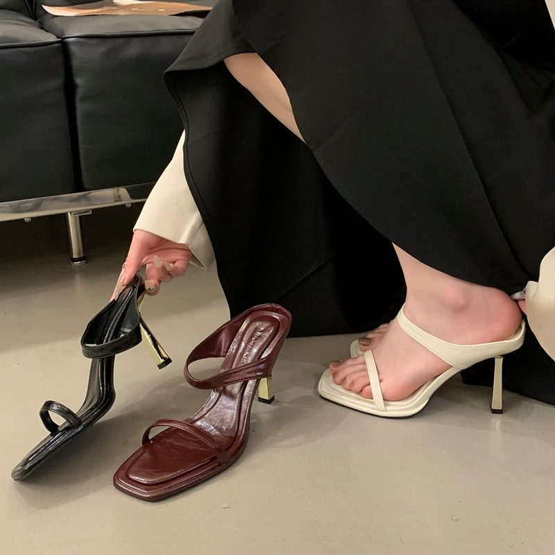 Сексуальные босоножки на высоком каблуке интернет-знаменитостей для женщин, которые можно носить на улице летом 2025 года, тапочки на шпильке с леопардовым принтом и квадратным носком с открытым носком и ремешком