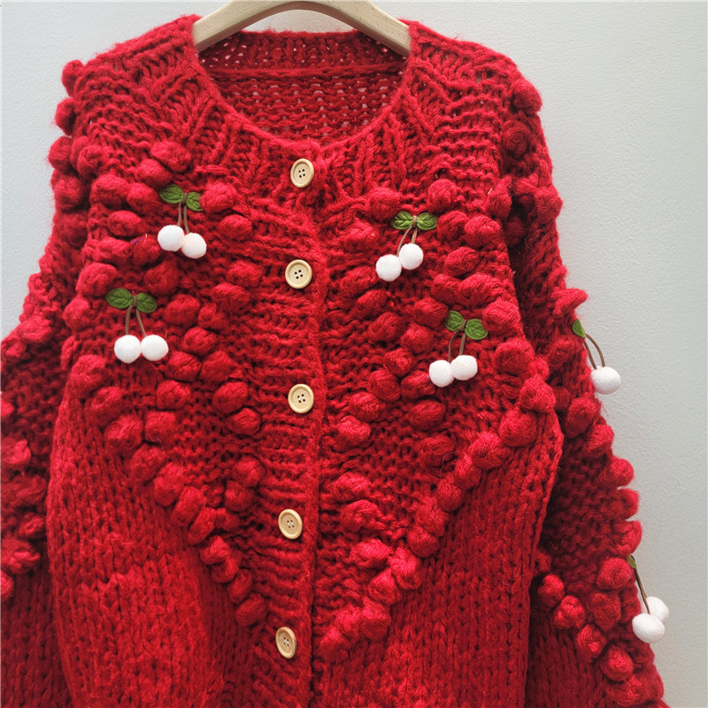 El viento dulce francés decoración de cereza de punto rojo Cardigan mujeres invierno 2025 nuevo suéter temperamento glutinoso suave abrigo