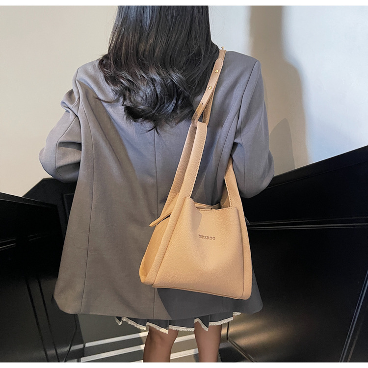 This year's popular bags for ladies are the 2025 new Korean-style simple and versatile crossbody bag and the retro commuting hand-held bucket bag undefined