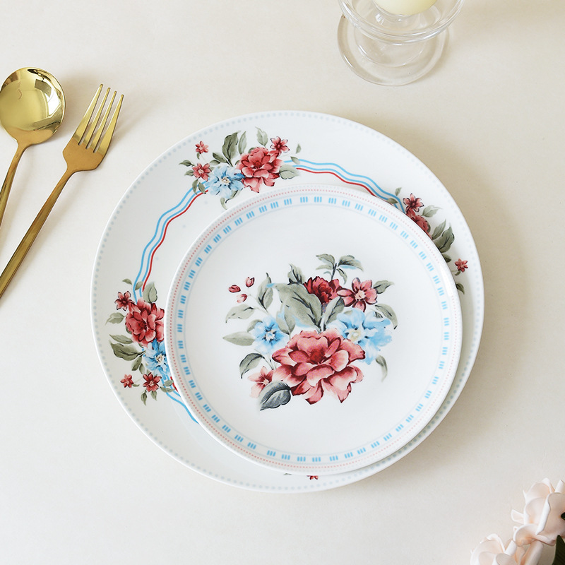 Flores románticas de alto valor de hueso de porcelana platos de cubierta casados nuevos cubiertos de cerámica esmaltados platos de platos de comedor occidentales de color plano