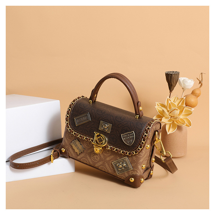 Luxe retro schoudertas voor dames met opvallende badge_voghion.com