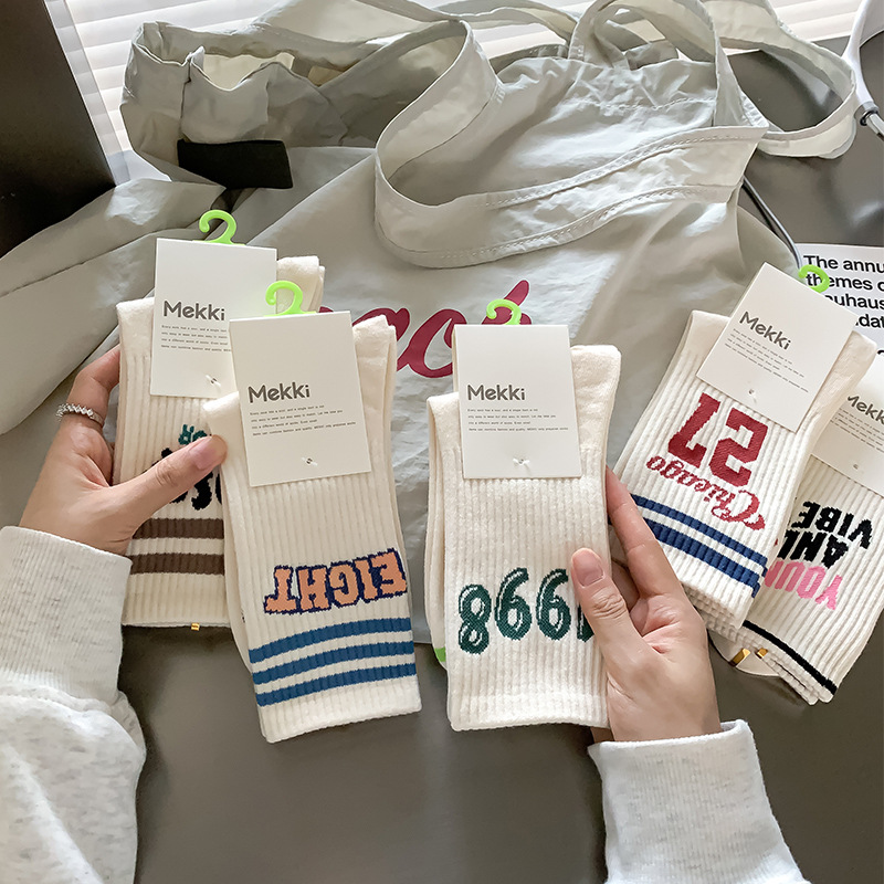 Calcetines sin hueso para mujeres de verano calcetines de moda coreana letras transpirables succión de sudor calcetines de estilo universitario al por mayor