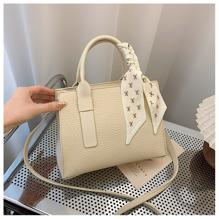 Women's Medium Pu Leather Solid Color Basic Vintage Style Zipper Crossbody Bag display picture 86