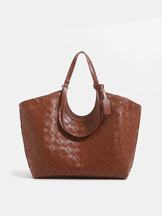 Fashionable autumn retro woven handheld shoulder bag, capacious one-shoulder bag
