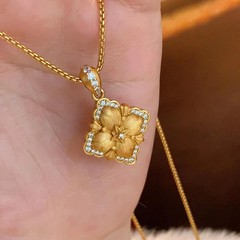 中古の金色の糸を引く四つ葉のクローバーのペンダントのネックレスの女性の軽い豪華な宮廷の風の首の鎖の小さい大衆の個性の設計の鎖