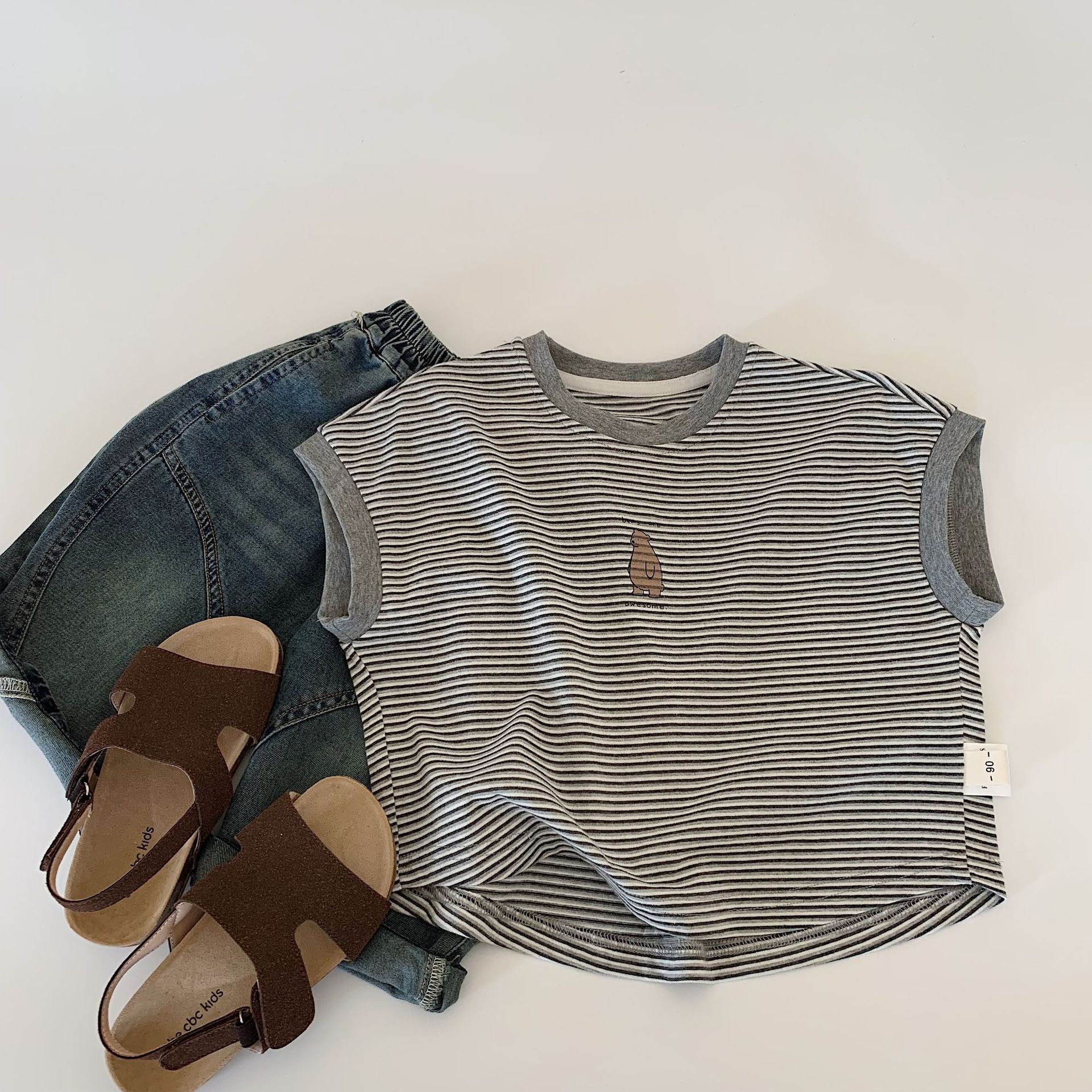 Camiseta de manga corta para niños Maibao 2025 verano nuevo estilo a rayas para niños verano camisa de fondo de media manga para niños marea al por mayor