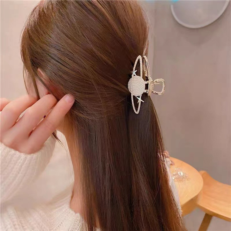Koreanische Mode Nische Planet Medium Grab Clip High Sense Elegante Perle Strass Mädchen Top Clip Haar Shark Clip_voghion.com