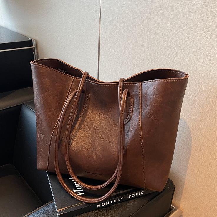 Este año, la popular bolsa de gran capacidad para mujeres 2026 nueva bolsa de brazo simple y casual, bolsa de hombro de viaje universal.