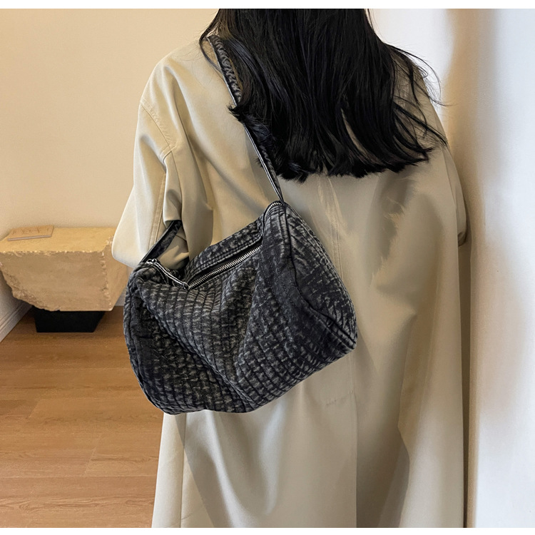Frau Groß Denim Einfarbig Strassenmode Kissenform Reißverschluss Schultertasche Umhängetasche display picture 14
