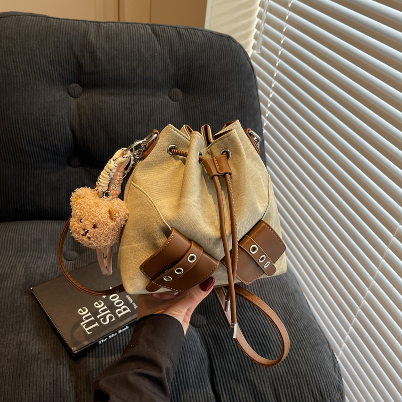 新款时尚个性宝宝褶皱手提多功能水桶包高级感小众通勤斜挎女轻奢