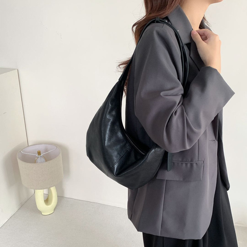 Aito naisten laukku, puolikuun muotoinen, pehmeästä nahasta, olkalaukku, vuodelta 2024._voghion.com