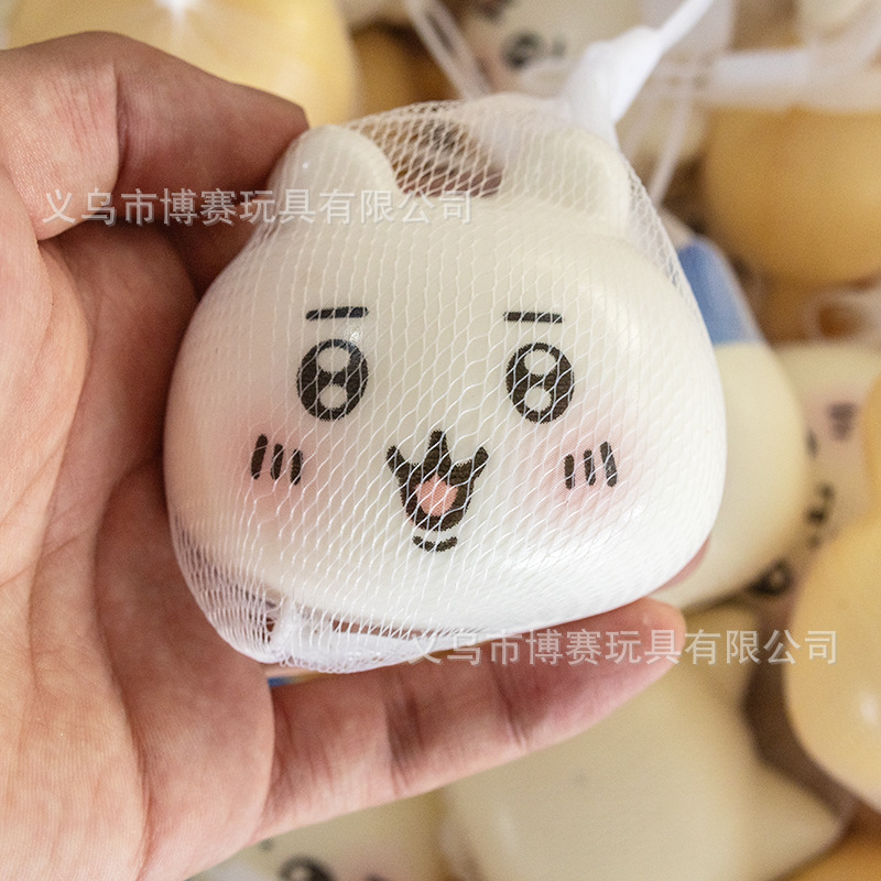 吉伊卡わぁchiiawaは子供のおもちゃをつまんでゆっくりと弾きます。|undefined