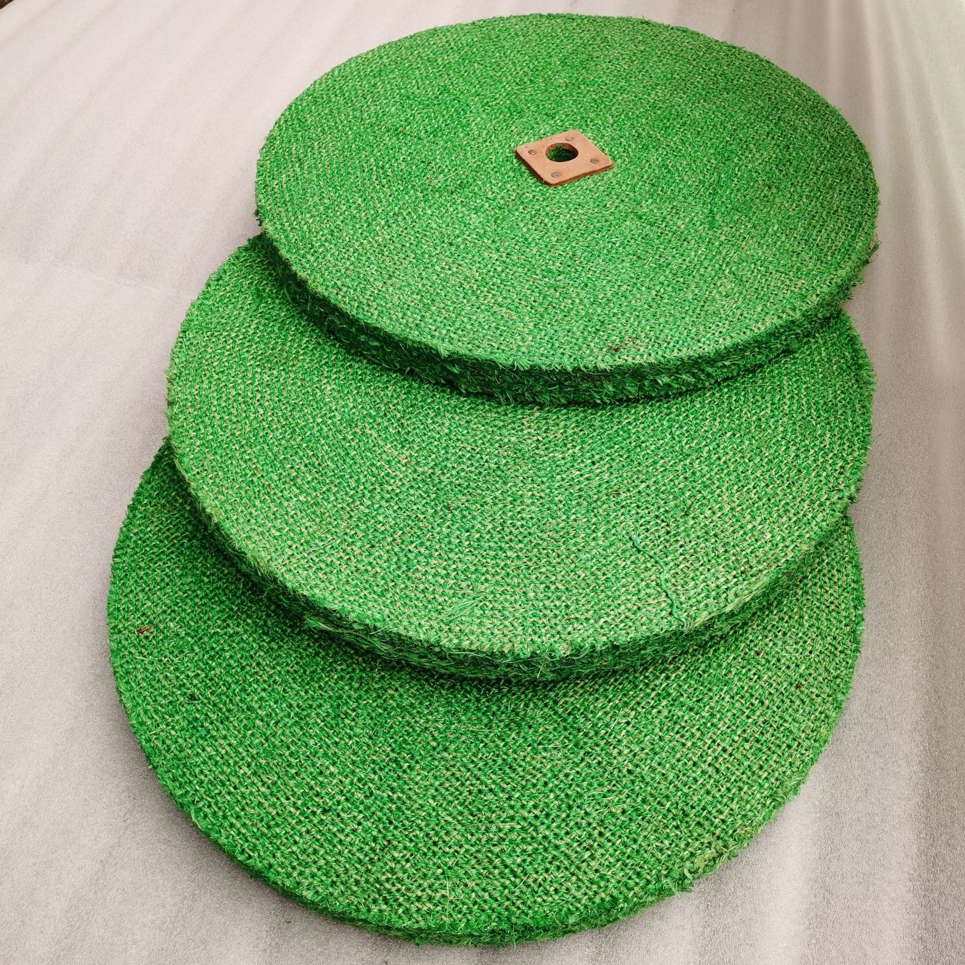 绿色泡油麻轮加硬油麻轮硬油剑麻轮抛光轮牛胶麻布轮全麻绿拉丝轮