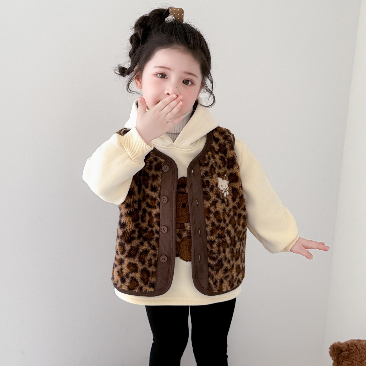 Niñas leopardo gato chaleco conjunto otoño invierno 2025 nuevo estilo de estilo extranjero para niños de moda con camisa de lana dos piezas