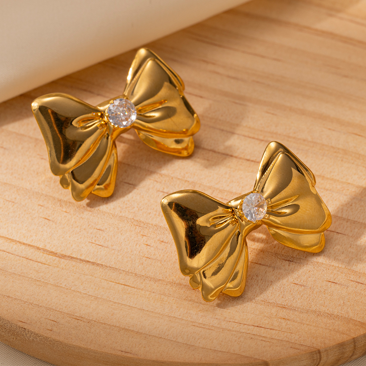 Taina europa y americana pernos de acero inoxidable lujo ligero de alta calidad Zircon incrustado pernos de mariposa de acero de titanio no se desvanecen pernos de orejas para mujeres