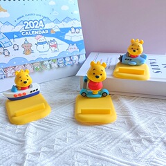 漫画の創意的な旅行の維尼熊の立体の公仔の携帯電話のスタンドのベッドの上のデスクトップの怠け者のスタンドのかわいい漫画用