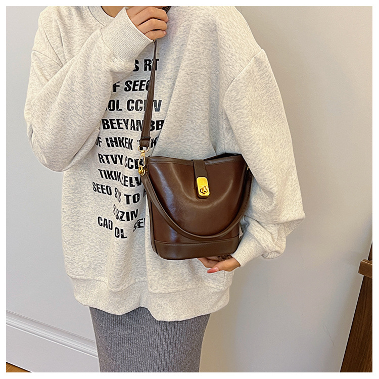 2024 New Women's Bag High End and Fashionable Handheld Bag Women's Retro and Simple Water Bucket Bag Small Cross Body Shoulder Bag_voghion.com