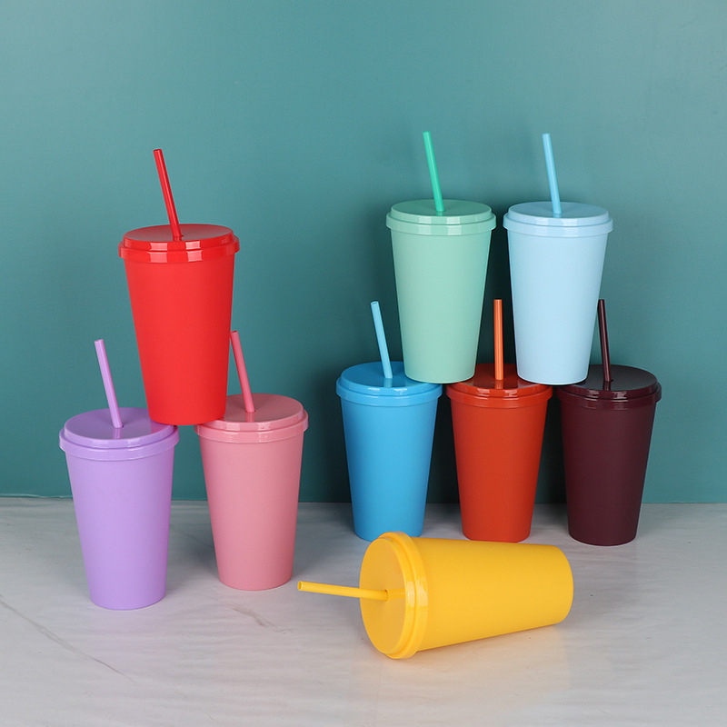 Caramelo transfronterizo red de color rojo ventas calientes sin borde taza de paja de plástico americano con tapa taza de paja taza de agua mayorista