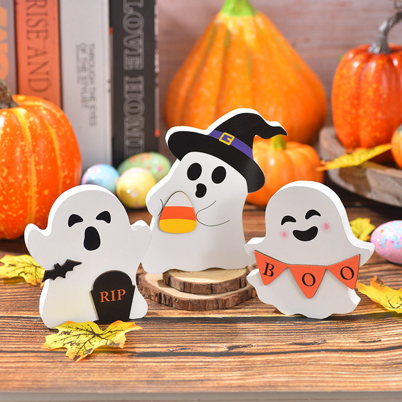 ハロウィンのデスクトップの幽霊の置物はハロウィンの置物を配置します。|undefined