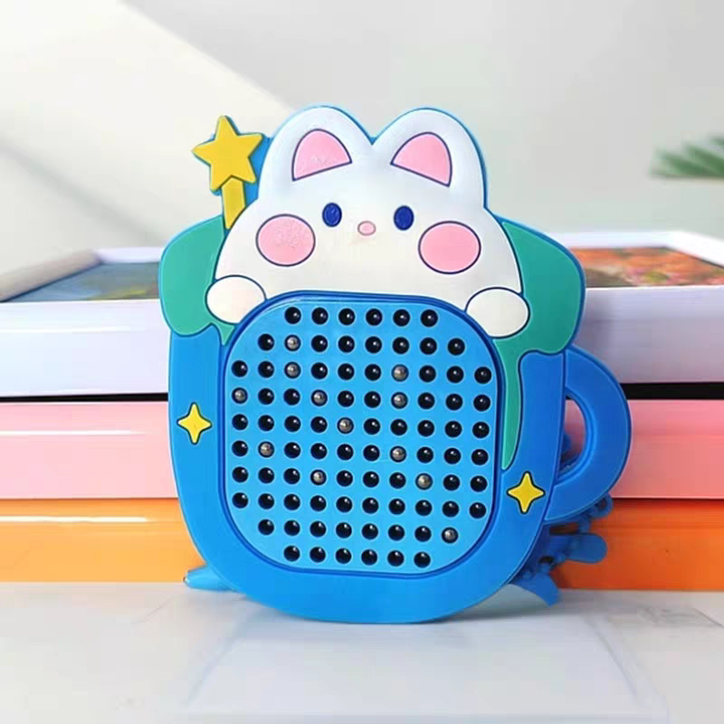 Llavero de dibujos animados creativo Tablero de dibujo magnético, laberinto de cuentas para caminar, descompresión, mochila escolar de juguete, puesto colgante, pequeño regalo al por mayor