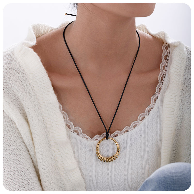 TENA retro anular hueco estilo largo collar de suéter de acero inoxidable 18K dorado collar de cuero al por mayor