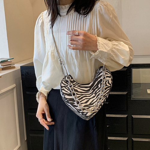 Foreign trade niche trendy cool bags for women 23 new style chain special-shaped peach heart love bag Korean version personalized shoulder crossbody bag