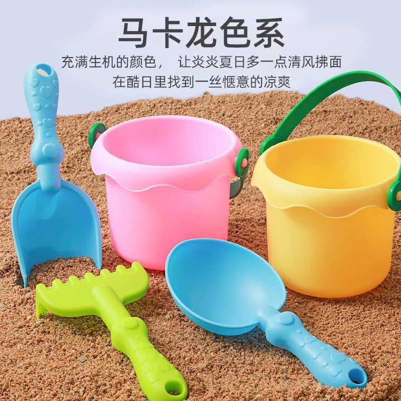 Детские приморские игры с песком, вырытым песком, набор инструментов, детские пляжные игрушки, мальчики и девочки играют в воду и снегом