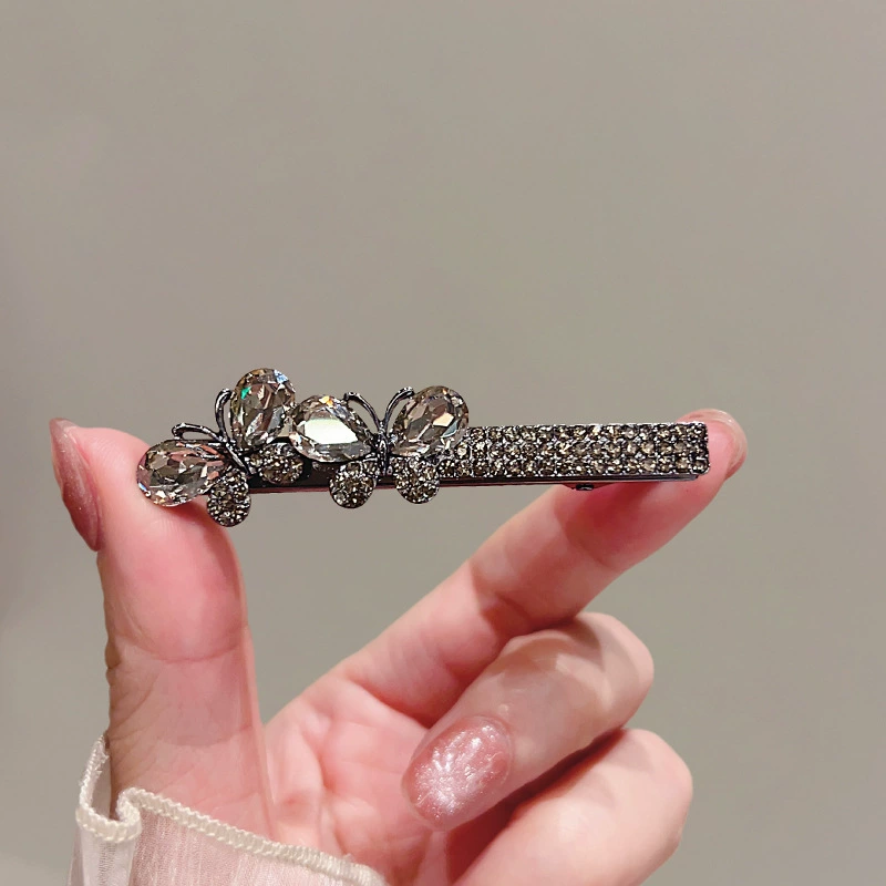 Корейский темперамент чёрная бабочка Diamond утка-подбородок девушка, держащая верхнюю заколку с flash-брендом请