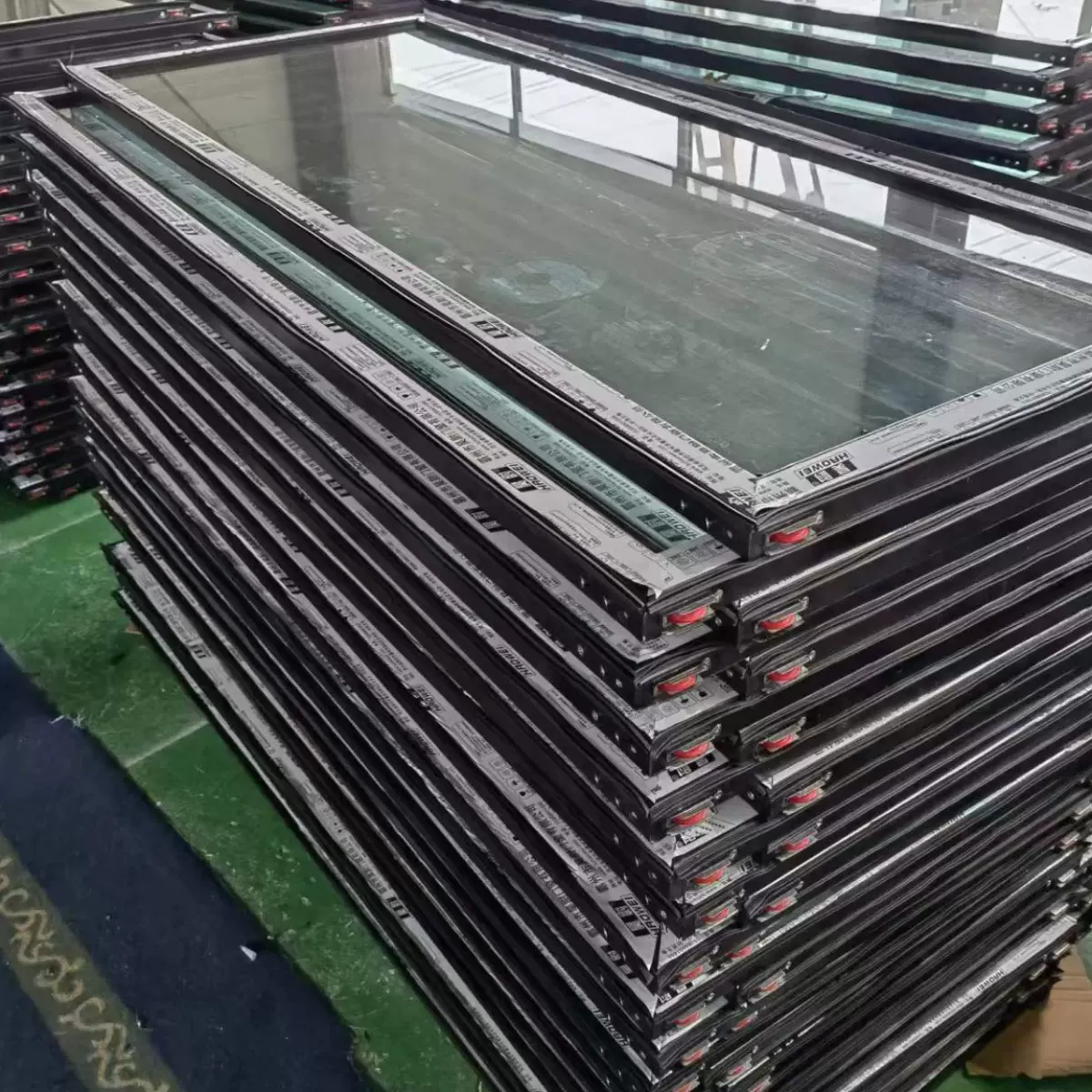 厂家生产彩色涂层钢板门窗  70系列窗  彩钢推拉窗