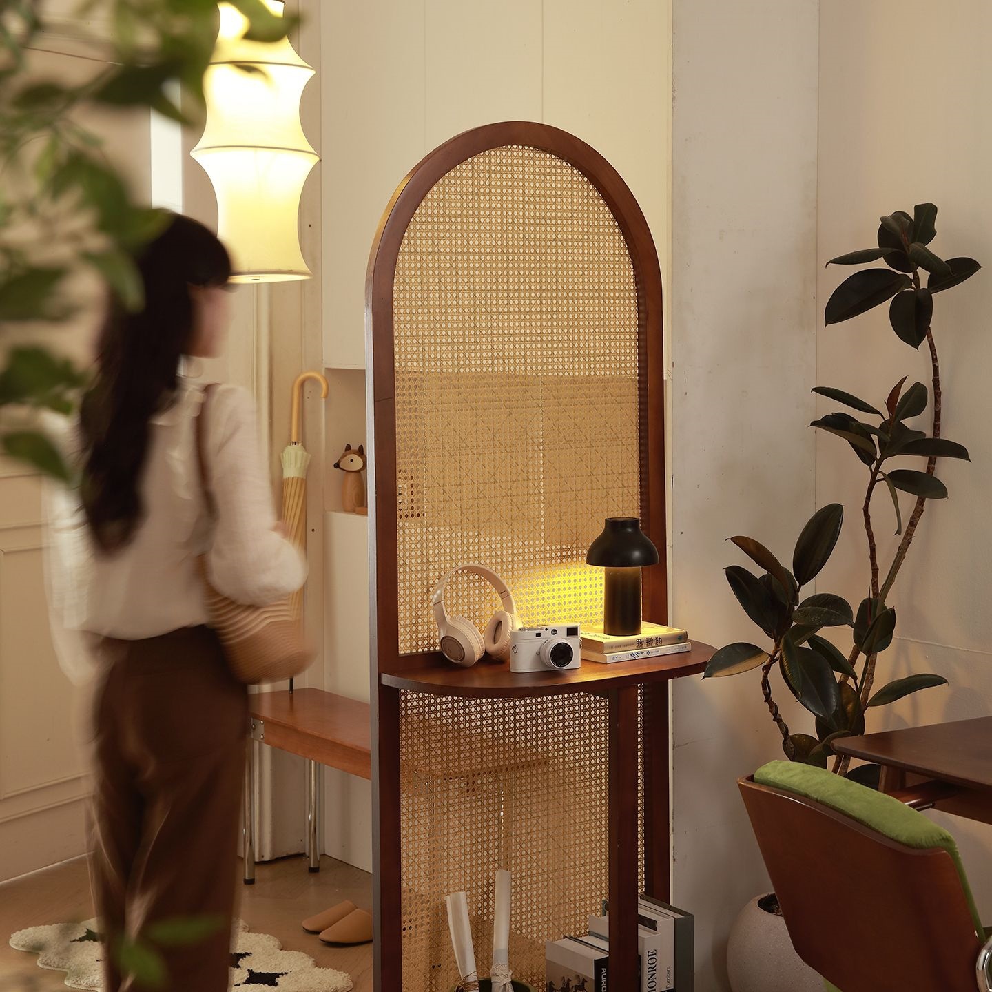 French-Style Solid Wood Rattan Flower Stand Screen for Entrance, Facing the Door, Living Room Partition, Bookshelf, Storage Cabinet