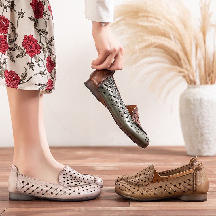 2026 primavera y verano nuevos zapatos de madres de mediana edad sandalias de cuero suave retrógrado respirado anti-deslizante zapatos agujeros planos