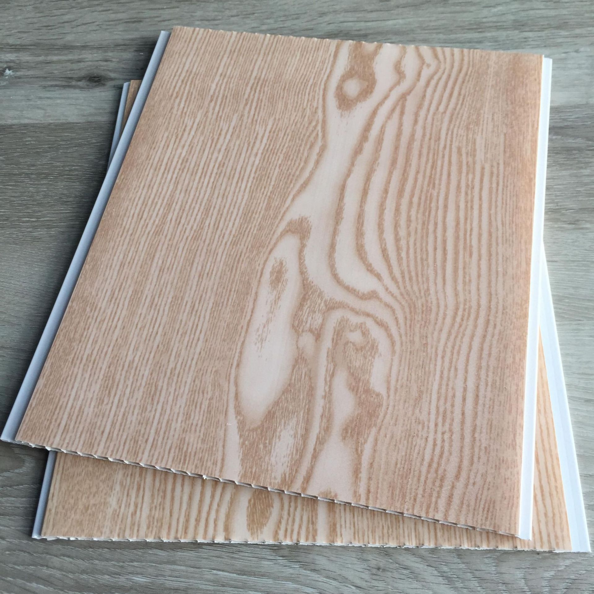 Material de techo de plástico auto montaje placa de fijación techo de PVC dormitorio sala de estar inodoro impermeable a prueba de humedad fábrica directa