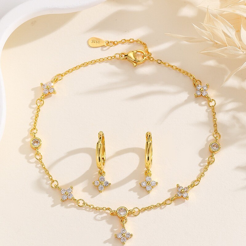 Sparkling Diamond Four-Leaf Clover Bracelet for Women, Fashionable Light Luxury Niche Design, Exquisite Temperament Hand Jewelry Wholesale Gift Trend