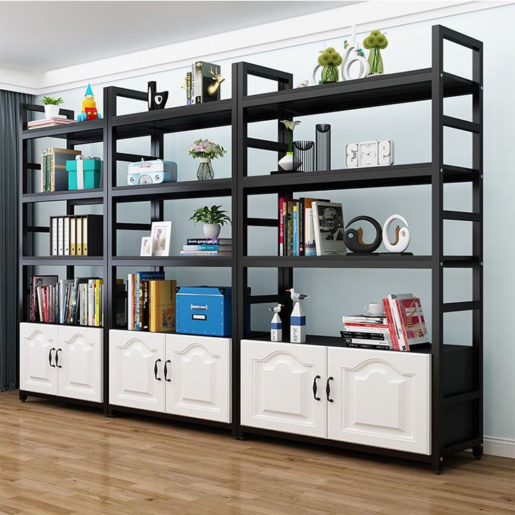 검은색 선반 + 칠판 + 흰색 문