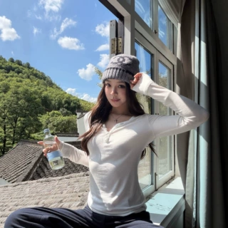 百视旺服饰 长袖T恤女2026秋季新款小V领排扣上衣修身显瘦打底衫