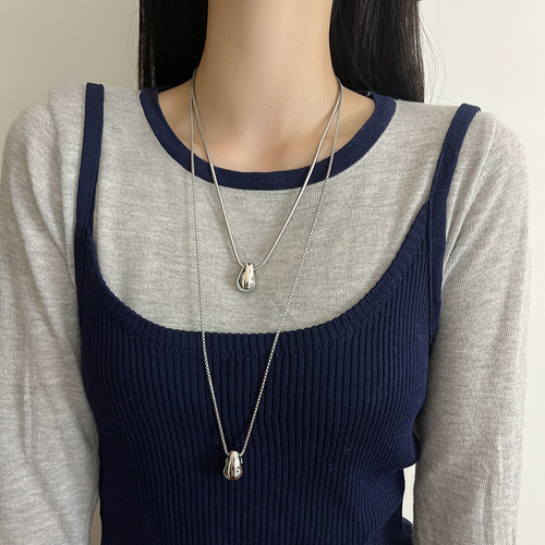 Autumn and winter minimalist style metal water drop necklace women's sweater chain light luxury niche high-end snake bone chain clavicle chain accessories