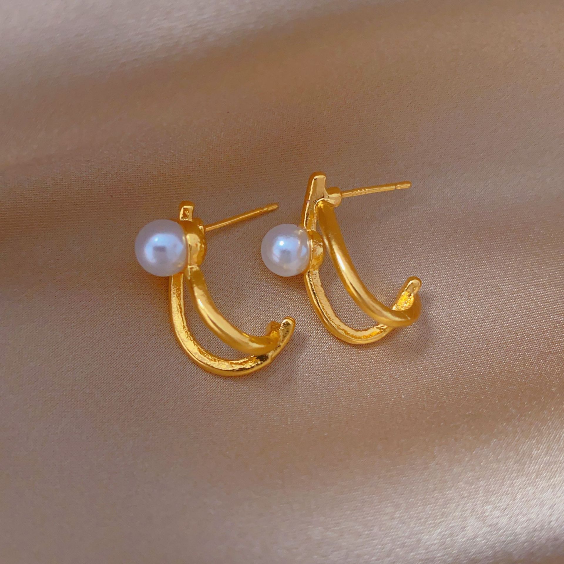 珍珠耳環女2024年新法式復古氣質耳釘小眾設計感輕奢個性耳飾