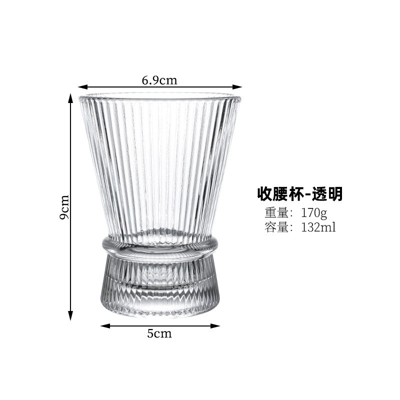 Cortes elegantes copas de vino alto de pie alto en tazas de cóctel de atmósfera princesa de bebidas de vidrio