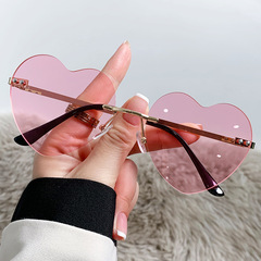 Euro-American cross-border trendy sunglasses: Vibrant ocean-effect heart-shaped lenses, quirky ball-themed shades, and peach-heart eyewear
