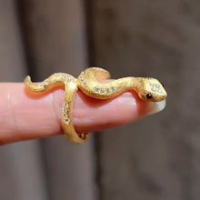 迈思卡S925纯银金色拉丝灵蛇戒指女轻奢小众本命年微镶锆石食指戒