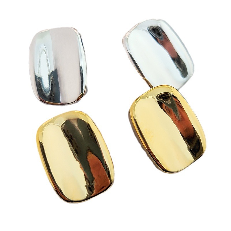 Estilo de moda simple diseño brillante material de latón galvanizado oro y plata brillante deslumbrante temperamento elegante aretes para mujeres