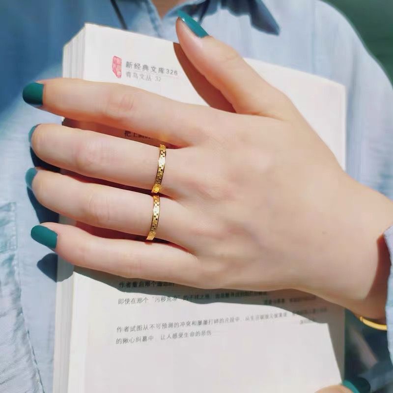 Herencia del círculo simple Anillo de anillo de acero de titanio a cuadros dorados El nicho femenino no se desvanece