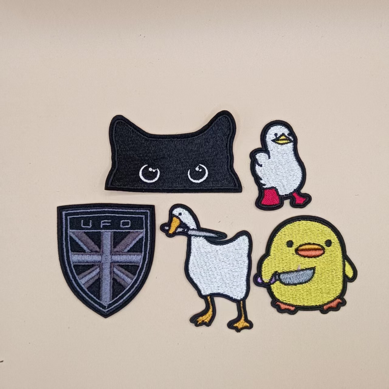 外贸服装辅料校园风绣花标章仔补丁布贴字母背胶电脑绣花徽章鞋服