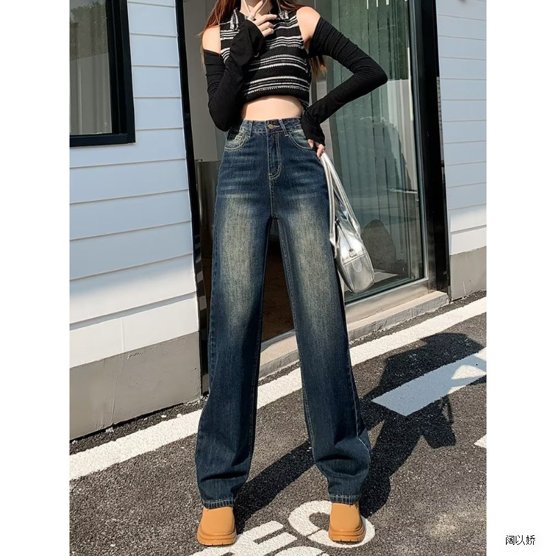 レトロな小柄なジーンズの女性は腰が高くて、ズボンの秋冬のデザイン感が見えます。|undefined