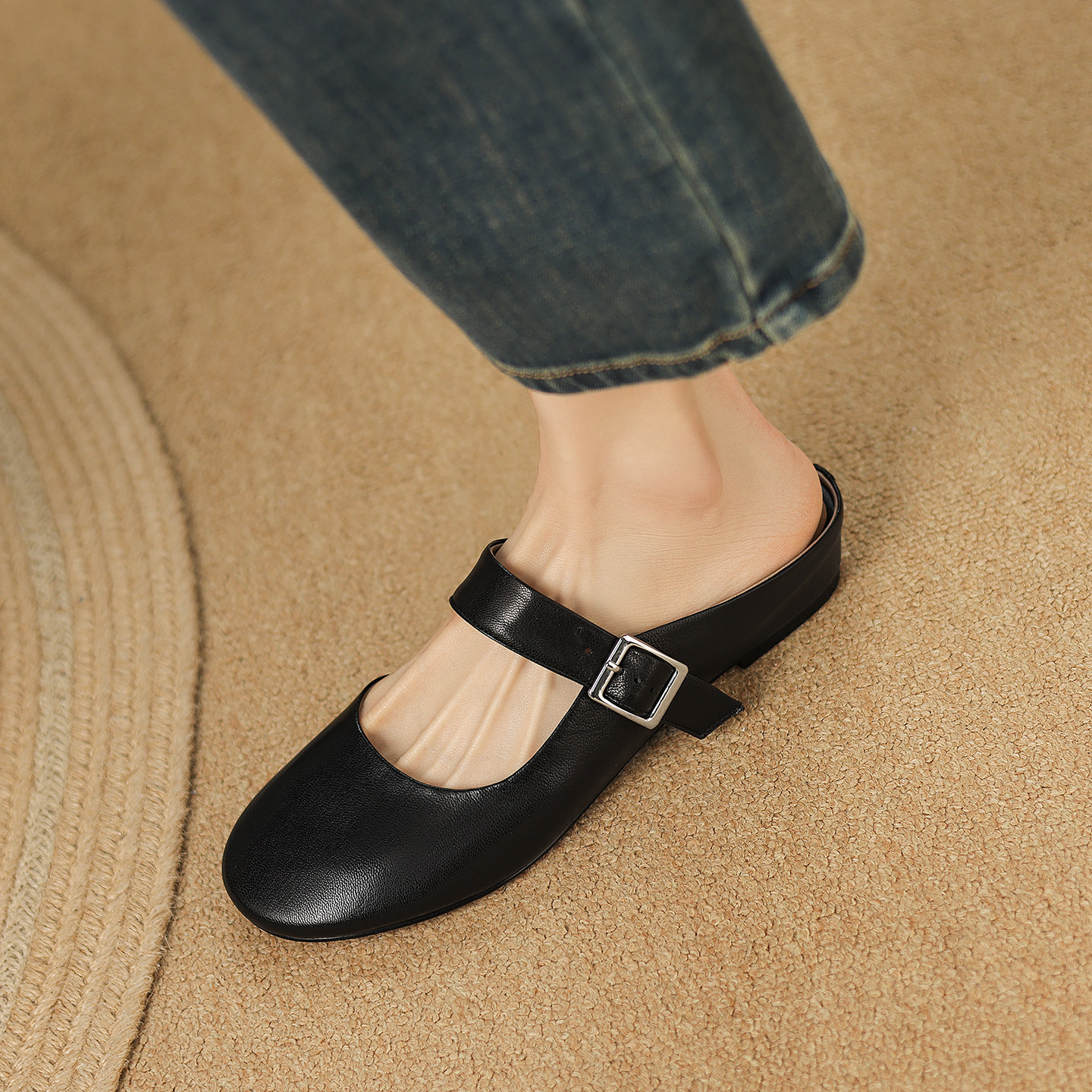 Sandal nữ quai chữ V đế bệt mũi tròn hở gót — đen