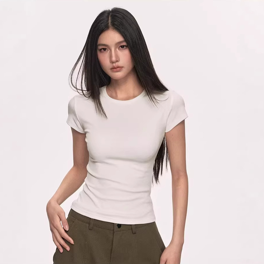 White solid base short sleeve T-shirt with a round collar