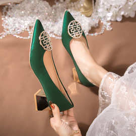2024春季婚鞋女粗跟新款结婚绿色秀禾婚纱尖头高跟珍珠新娘鞋两穿