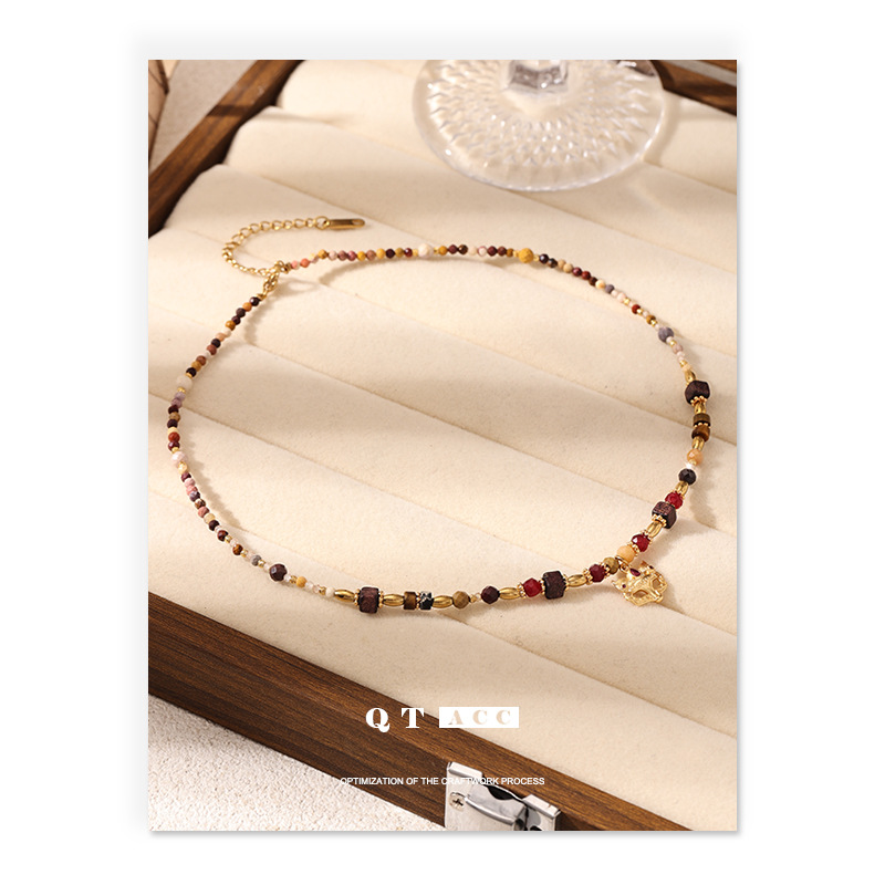 Elegante simple y exquisita mini zorro máscara colgante collar de piedra natural cuentas collar de titanio de acero lujoso nicho