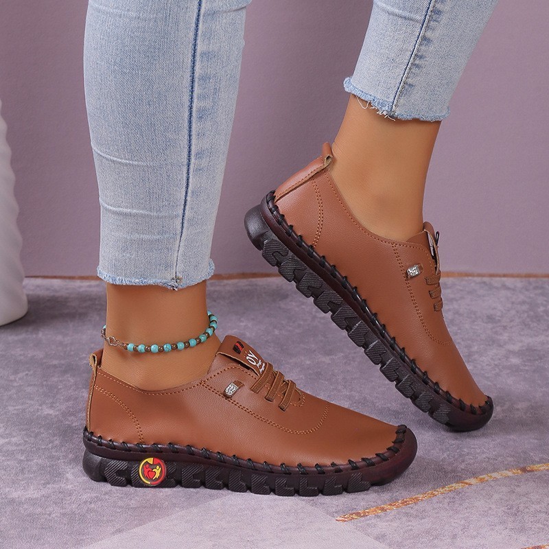 24 primavera y verano nuevos zapatos de tamaño único transfronterizos de tendón de tauro de mujer con suela suave costura a mano zapatos de madres mayores en stock al por mayor